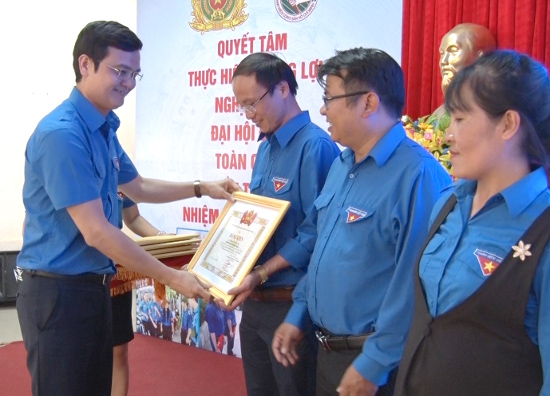 Anh Bùi Quang Huy - Bí thư TW Đoàn trao bằng khen TW Đoàn cho các cá nhân và tập thể  đạt thành tích xuất sắc